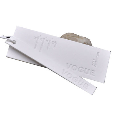 Η αποτυπωμένη σε ανάγλυφο Washable συνήθεια PVC Eco εμπορικών σημάτων κρεμά τις ετικέττες για τον ιματισμό